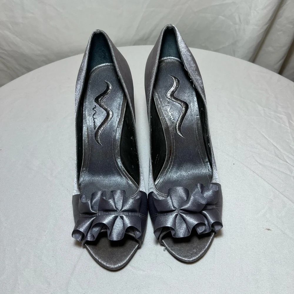 Nina Fulvia Women's Light Pewter Satin Ruffle Peep Toe Pump Heels - US 7.5 EUC